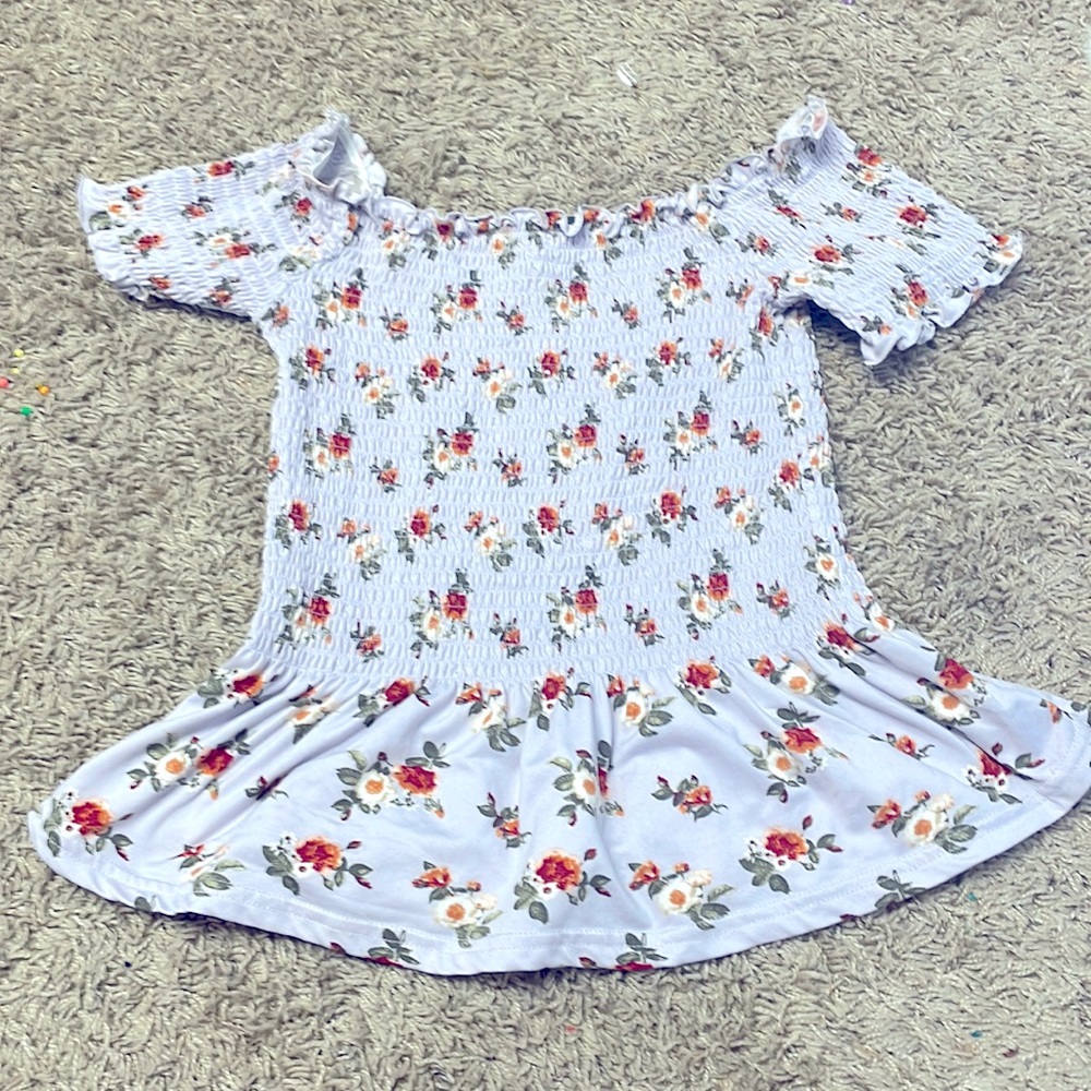 The shirt has stretchy sleeves and middle. Purple and floral it is sorter!!